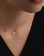 گردنبند دو‌حلقه نگیندار