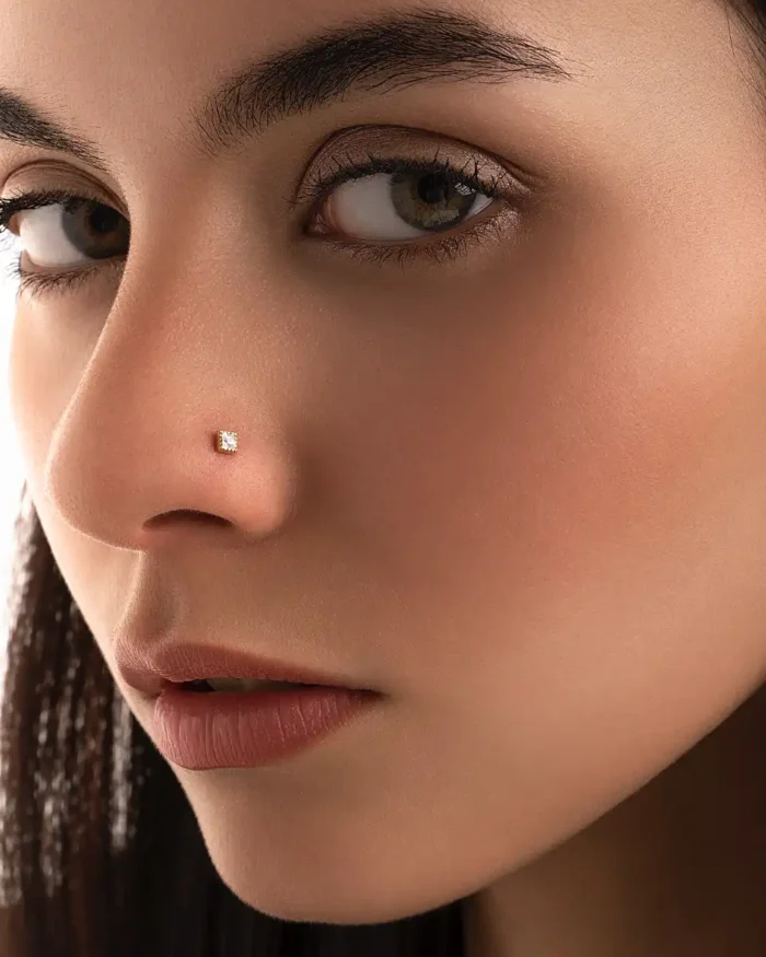 پیرسینگ بینی نگین مربعی