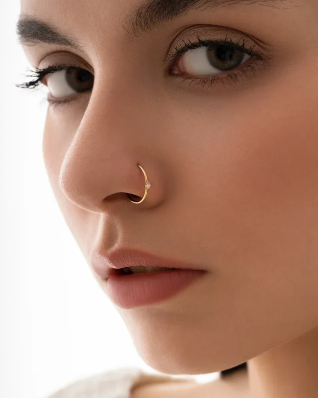 پیرسینگ بینی حلقه ای تک نگین
