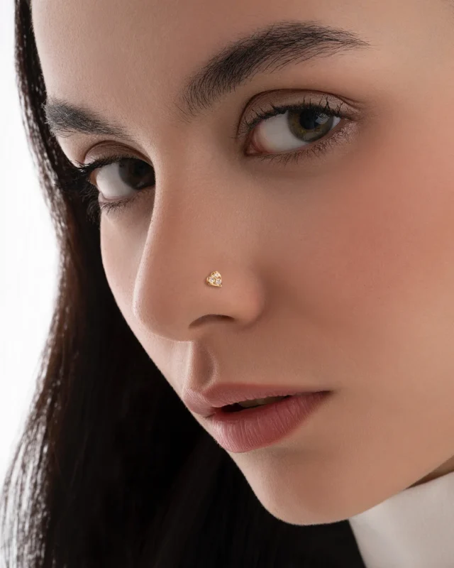 پیرسینگ بینی قلب نگیندار